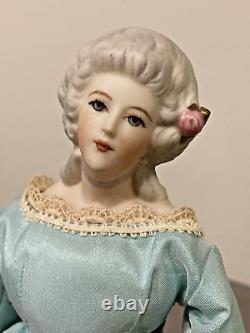 Poupée victorienne en porcelaine vintage de l'artiste avec une magnifique robe en soie de 11, fabriquée par un créateur inconnu