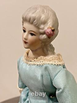 Poupée victorienne en porcelaine vintage de l'artiste avec une magnifique robe en soie de 11, fabriquée par un créateur inconnu