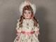 Poup&eacute;e Victorienne Vintage En Porcelaine Avec Robe En Dentelle, Support Et Yeux Bleus