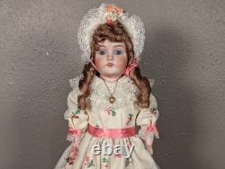 Poupée victorienne vintage en porcelaine avec robe en dentelle, support et yeux bleus
