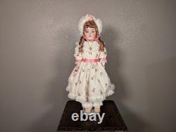 Poupée victorienne vintage en porcelaine avec robe en dentelle, support et yeux bleus