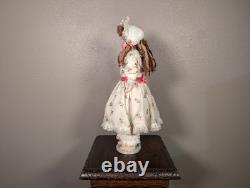 Poupée victorienne vintage en porcelaine avec robe en dentelle, support et yeux bleus