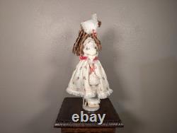 Poupée victorienne vintage en porcelaine avec robe en dentelle, support et yeux bleus
