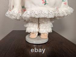 Poupée victorienne vintage en porcelaine avec robe en dentelle, support et yeux bleus