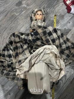 Poupée vintage allemande de 18 pouces avec tête en porcelaine et dans sa robe d'origine