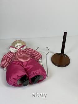 Poupée vintage en porcelaine Q-tee et support en métal 14 thème clown rose rare