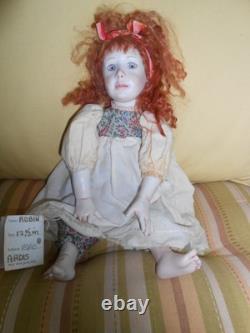 Poupée vintage en porcelaine avec cire de 12,5 pouces représentant un rouge-gorge par l'artiste de poupées Ardis de Star Croft