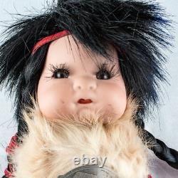 Poupée vintage en porcelaine d’un garçon cheyenne amérindien papoose