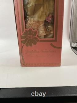 Poupée vintage en porcelaine dans sa boîte d'origine, cheveux blonds, robe jaune, 26 rue Victorian