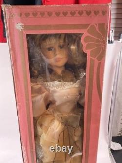 Poupée vintage en porcelaine dans sa boîte d'origine, cheveux blonds, robe jaune, 26 rue Victorian