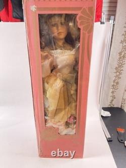 Poupée vintage en porcelaine dans sa boîte d'origine, cheveux blonds, robe jaune, 26 rue Victorian