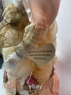 Poupée vintage en porcelaine dans sa boîte d'origine, cheveux blonds, robe jaune, 26 rue Victorian