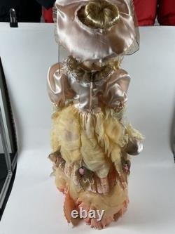 Poupée vintage en porcelaine dans sa boîte d'origine, cheveux blonds, robe jaune, 26 rue Victorian