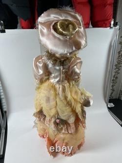 Poupée vintage en porcelaine dans sa boîte d'origine, cheveux blonds, robe jaune, 26 rue Victorian