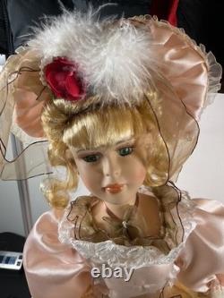 Poupée vintage en porcelaine dans sa boîte d'origine, cheveux blonds, robe jaune, 26 rue Victorian