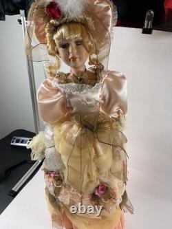 Poupée vintage en porcelaine dans sa boîte d'origine, cheveux blonds, robe jaune, 26 rue Victorian