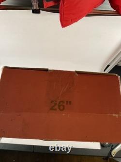 Poupée vintage en porcelaine dans sa boîte d'origine, cheveux blonds, robe jaune, 26 rue Victorian