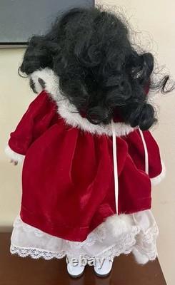 Poupée vintage en porcelaine des années 1980, cheveux noirs, robe rouge avec chaussettes et chaussures, 16 pouces de hauteur