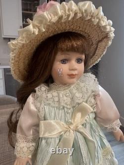 Poupée vintage en porcelaine en robe de style victorien, élégante pièce de collection des années 1980
