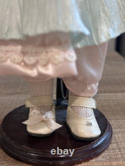 Poupée vintage en porcelaine en robe de style victorien, élégante pièce de collection des années 1980