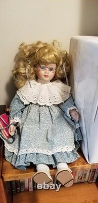 Poupée vintage en porcelaine et tissu de 18 pouces avec lunettes, berceuse musicale de style victorien