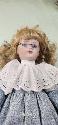 Poupée vintage en porcelaine et tissu de 18 pouces avec lunettes, berceuse musicale de style victorien