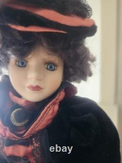 Poupée vintage victorienne en porcelaine, 18 pouces de hauteur, magnifiquement habillée, rare, années 1970