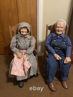 Poupées en porcelaine vintage William Wallace Jr. Grand-mère/Grand-père chaises berçantes 34 pouces