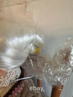 Poupées en porcelaine vintage de grand-mère et grand-père dans des chaises berçantes en bois NOUVEAU DANS LA BOÎTE