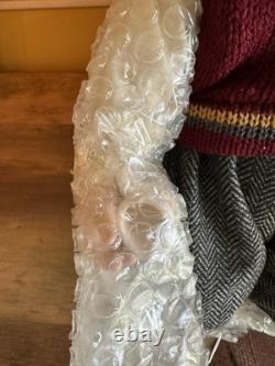 Poupées en porcelaine vintage de grand-mère et grand-père dans des chaises berçantes en bois NOUVEAU DANS LA BOÎTE