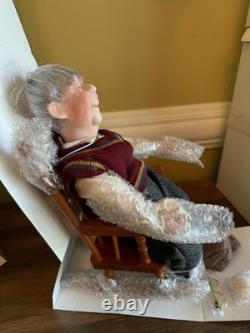 Poupées en porcelaine vintage de grand-mère et grand-père dans des chaises berçantes en bois NOUVEAU DANS LA BOÎTE