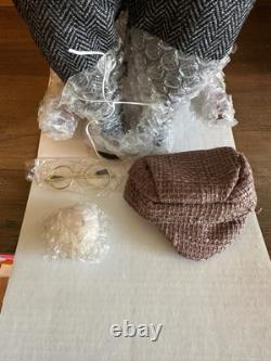 Poupées en porcelaine vintage de grand-mère et grand-père dans des chaises berçantes en bois NOUVEAU DANS LA BOÎTE