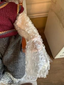 Poupées en porcelaine vintage de grand-mère et grand-père dans des chaises berçantes en bois NOUVEAU DANS LA BOÎTE