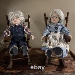Poupées en porcelaine vintage de grand-mère et grand-père dans des fauteuils à bascule en bois (lire ci-dessous)