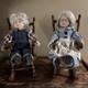 Poup&eacute;es En Porcelaine Vintage De Grand-m&egrave;re Et Grand-p&egrave;re Dans Des Fauteuils &agrave; Bascule En Bois (lire Ci-dessous)