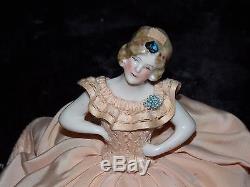 Rare Exquis Antique Porcelaine Demi Doll Allemande Peach Robe En Soie Coussin Mint