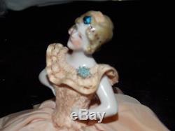 Rare Exquis Antique Porcelaine Demi Doll Allemande Peach Robe En Soie Coussin Mint