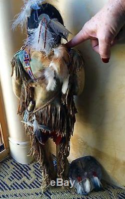 Rare Vintage Doll Amérindien Fait Main En Cuir Figure 24 Pouces Signé
