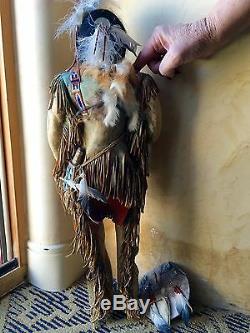 Rare Vintage Doll Amérindien Fait Main En Cuir Figure 24 Pouces Signé