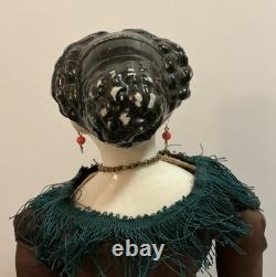 Rare poupée Comtesse Dagmar à tête en porcelaine Conta Boehme, chignon tressé en spirale et oreilles percées