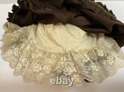 Rare poupée Comtesse Dagmar à tête en porcelaine Conta Boehme, chignon tressé en spirale et oreilles percées