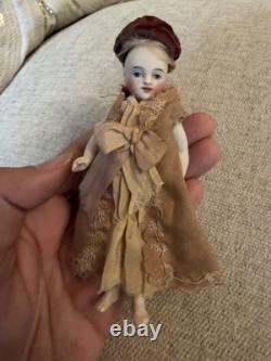 Rare poupée ancienne 4,5 en biscuit intégral, mignonette pieds nus, tête pivotante, entièrement d’origine