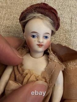 Rare poupée ancienne 4,5 en biscuit intégral, mignonette pieds nus, tête pivotante, entièrement d’origine