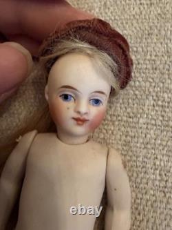 Rare poupée ancienne 4,5 en biscuit intégral, mignonette pieds nus, tête pivotante, entièrement d’origine