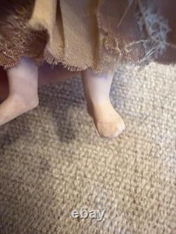 Rare poupée ancienne 4,5 en biscuit intégral, mignonette pieds nus, tête pivotante, entièrement d’origine