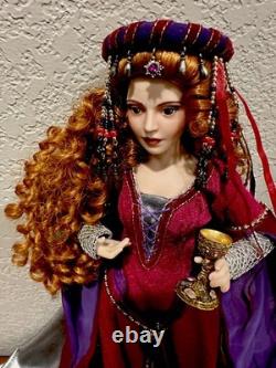 Rare poupée en porcelaine Morgan Le Fay de 17 pouces des années 90 avec chalice et vêtements médiévaux