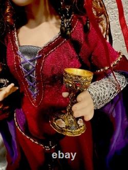 Rare poupée en porcelaine Morgan Le Fay de 17 pouces des années 90 avec chalice et vêtements médiévaux