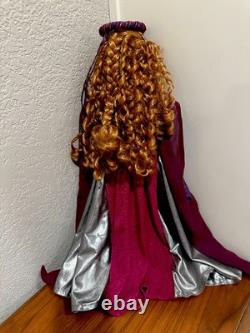 Rare poupée en porcelaine Morgan Le Fay de 17 pouces des années 90 avec chalice et vêtements médiévaux