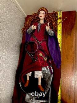 Rare poupée en porcelaine Morgan Le Fay de 17 pouces des années 90 avec chalice et vêtements médiévaux
