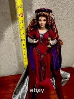 Rare poupée en porcelaine Morgan Le Fay de 17 pouces des années 90 avec chalice et vêtements médiévaux